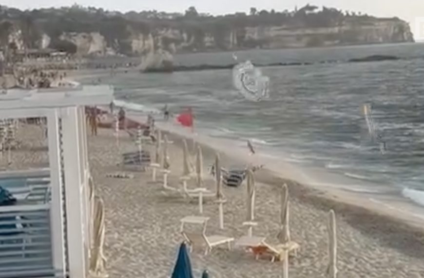 Angst in Tropea, eine Wasserhose trifft den Strand: …