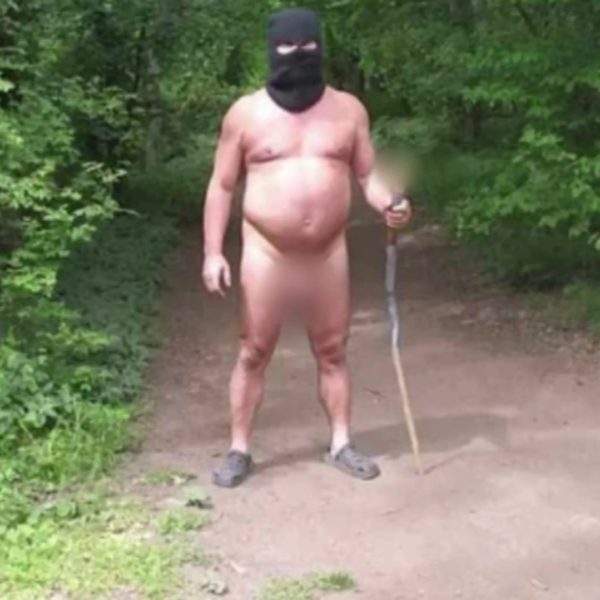 Nackter Mann mit Sexspielzeug erschreckt zwei Touristen in der Slowakei