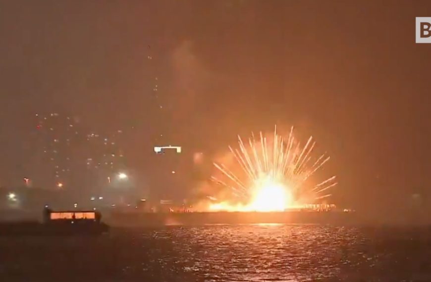 Japan, spektakuläres Feuer während eines Feuerwerksfestivals …