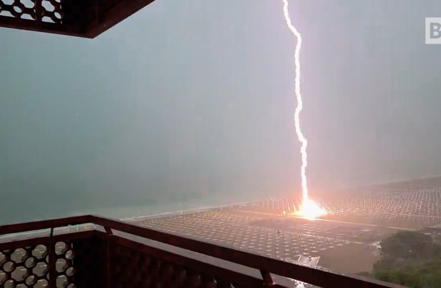 Lignano Sabbiadoro, la foudre frappe entre les parasols de la plage…