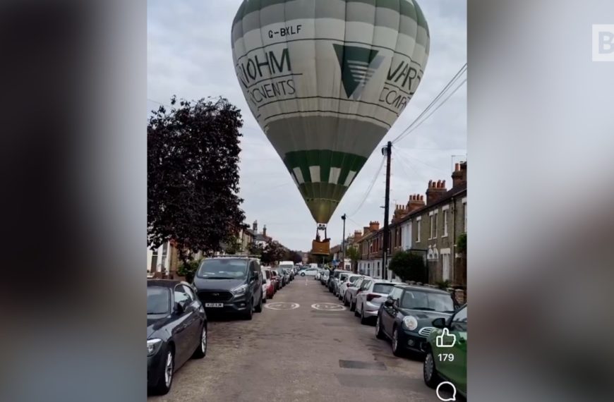 Royaume-Uni, une montgolfière effectue un atterrissage d'urgence… en…
