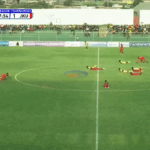 El partido fue interrumpido por una escena surrealista: los jugadores yacían sin vida en el suelo y los aficionados estaban en shock.