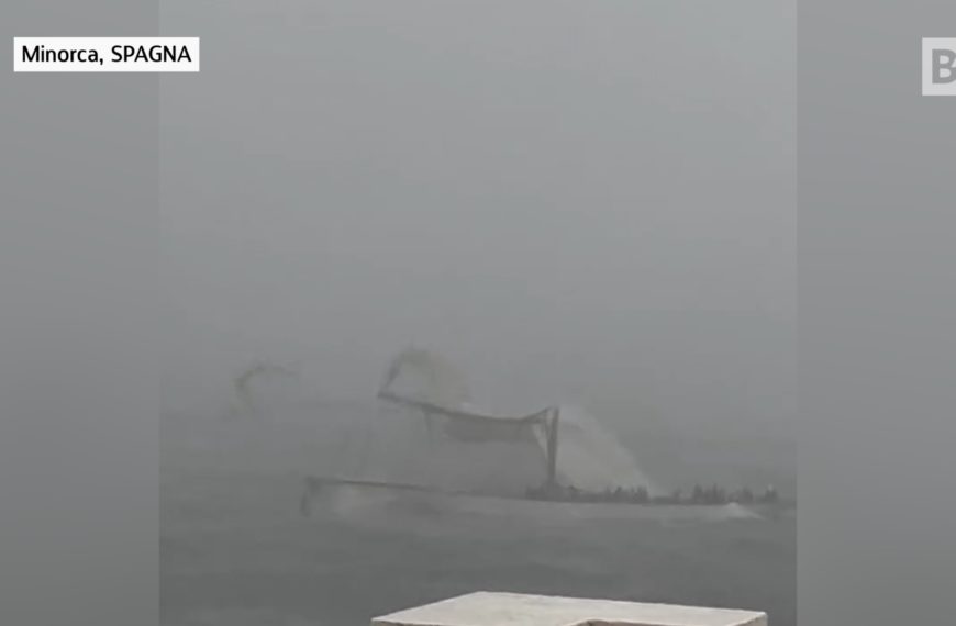 Minorque : Le vent brise le mât d'un navire d'époque.