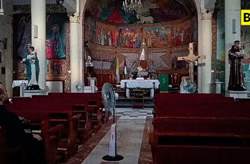 Pregare sotto le bombe, il video postato dal…