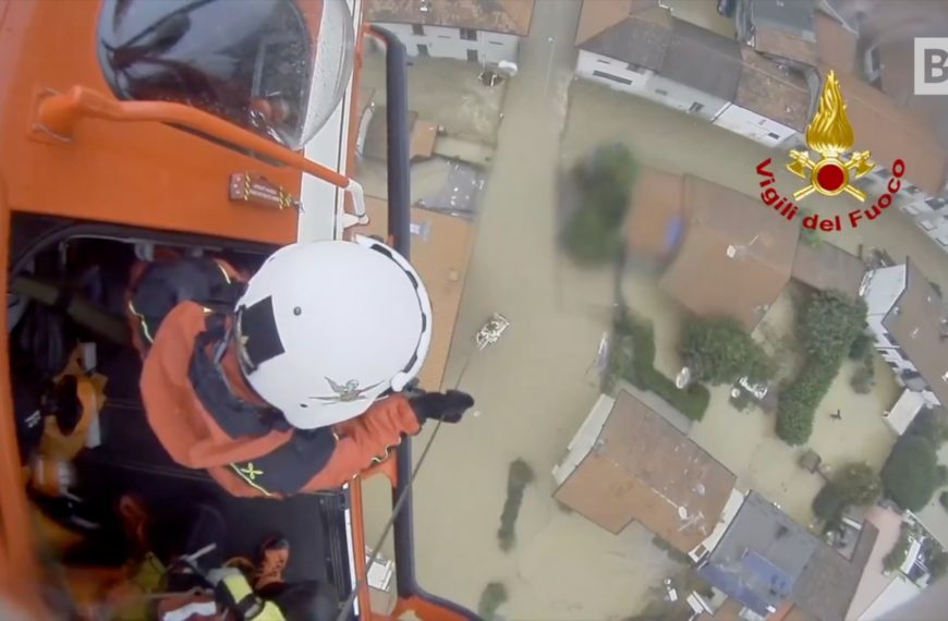 Sul tetto dell’auto per il maltempo, lo spettacolare…