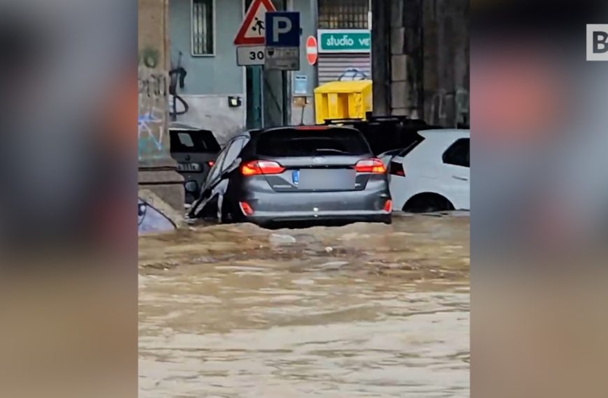 Maltempo a Milano, le auto restano bloccate nei…