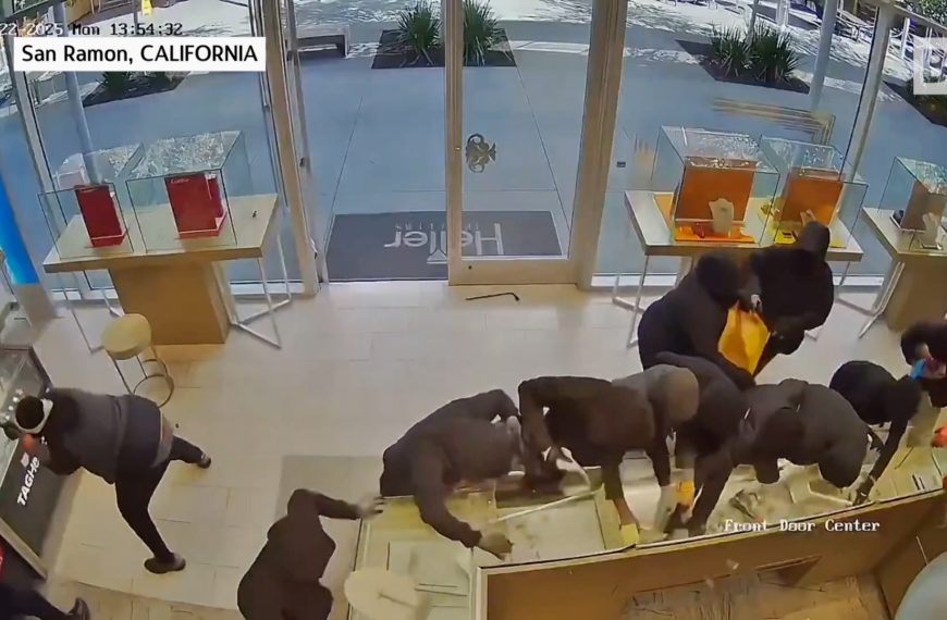 California, 20 hombres armados y encapuchados atacan un…