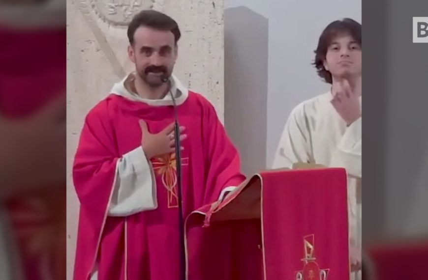 Der Priester beendet die Messe und … segnet die …