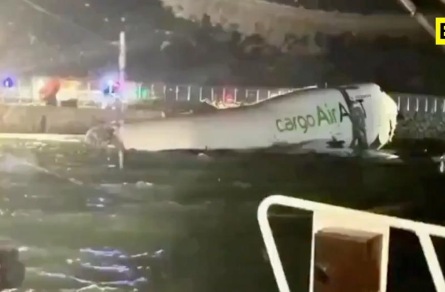 Un avión de carga se sale de la pista en Hong Kong…