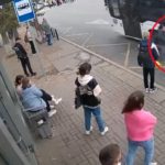 Bambino incastrato nella porta dell’autobus, trascinato via davanti alla madre: video shock