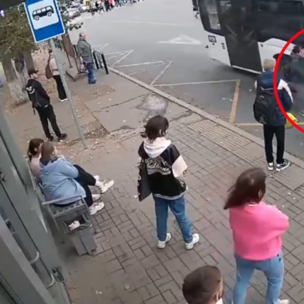 Un enfant coincé dans la portière d'un bus, traîné devant…