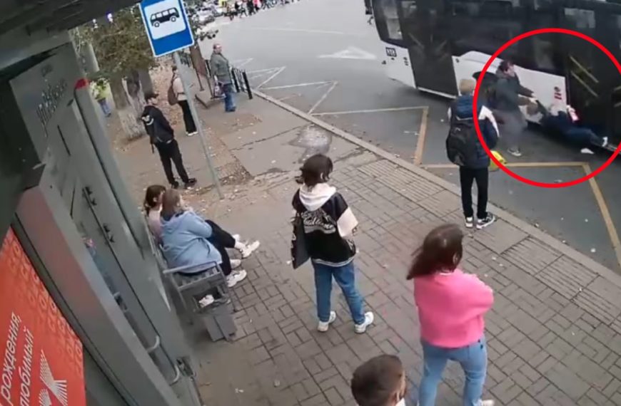 Niño atrapado en la puerta del autobús y arrastrado frente a su madre: impactante video