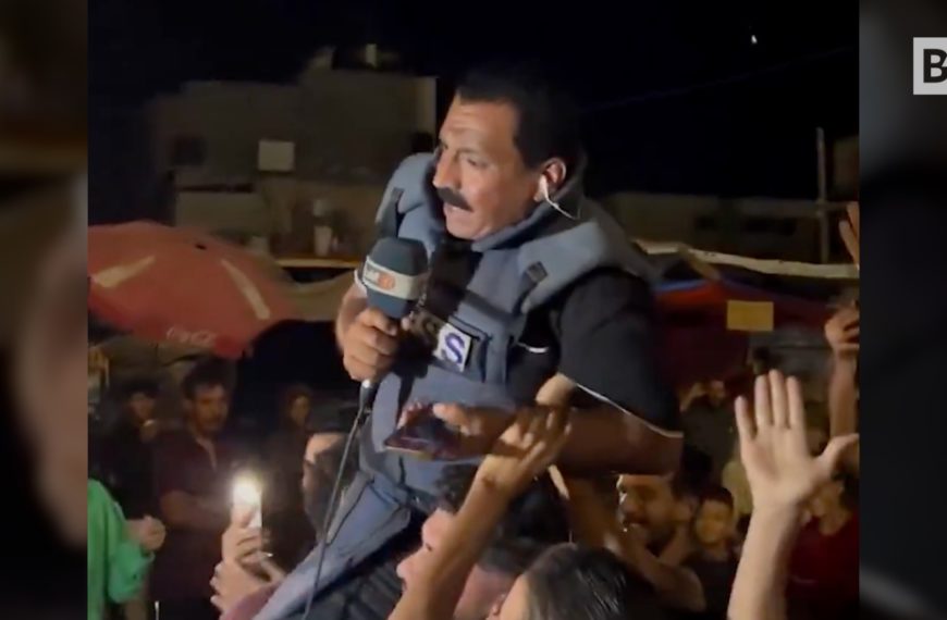Gaza, reportero cargado en hombros durante transmisión en vivo…