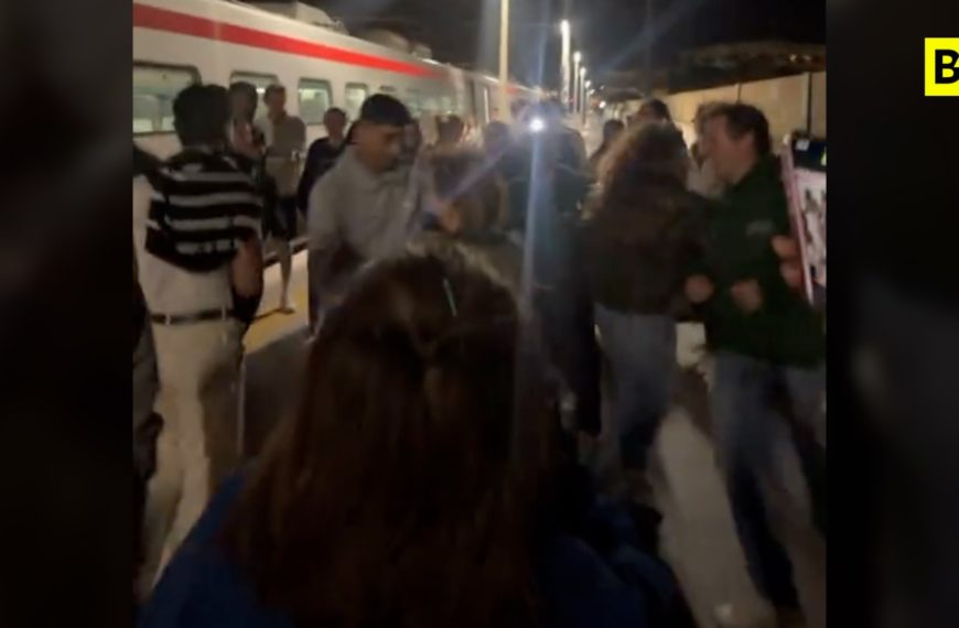 ¿Tren con cinco horas de retraso? ¡A bailar!