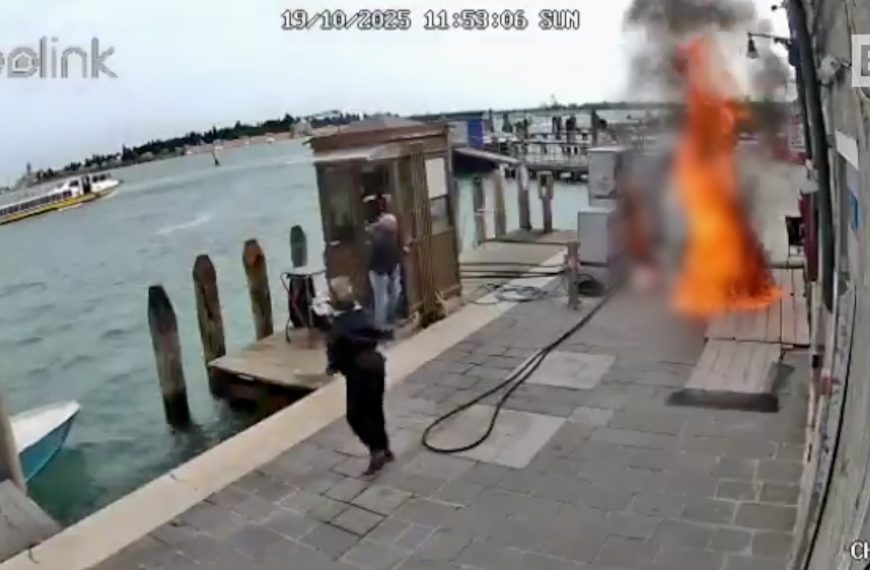 Locura en Venecia: Una mujer prende fuego a un…