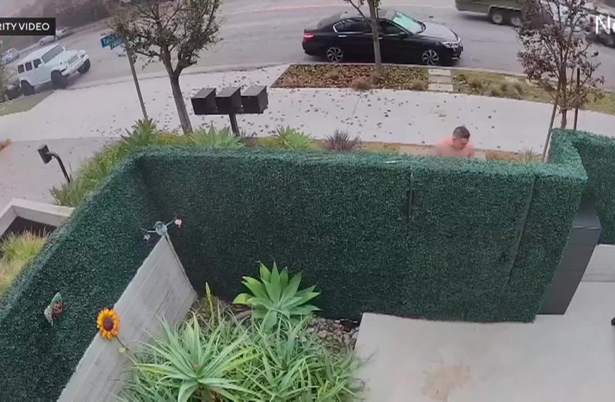 Uomo nudo aggredisce anziano e gli rompe la gamba: lui reagisce e lo uccide