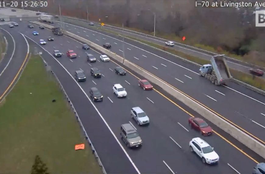 Ohio, chaos sur l'autoroute : un camion à benne surélevée...