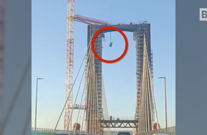 Séville, les toilettes chimiques tombent de la grue et...