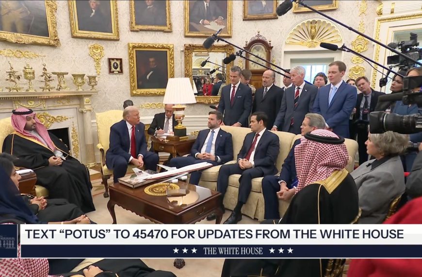 Trump blockiert die Frage zu Epstein und bringt sie zum Schweigen…