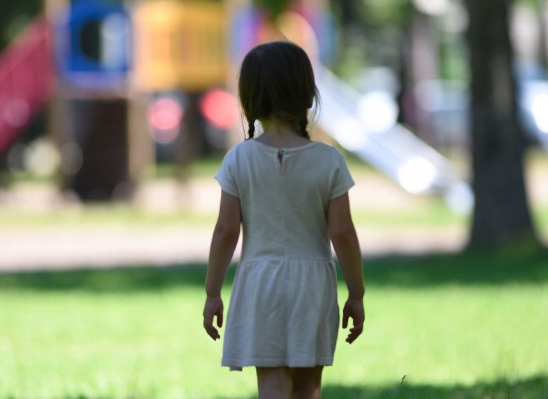 petite fille qui marche