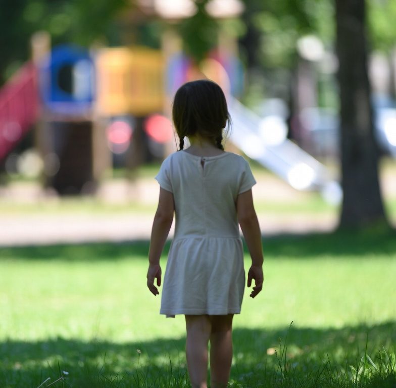 petite fille qui marche