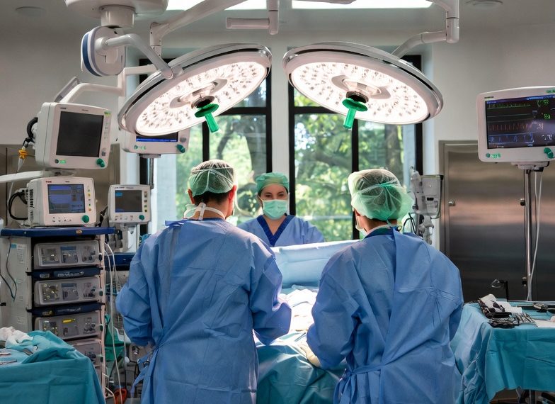 À Sienne, un enfant a été soigné pour une pneumonie grave et une infection parasitaire.