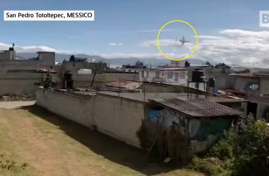 Messico, jet precipita dopo il decollo: sei morti