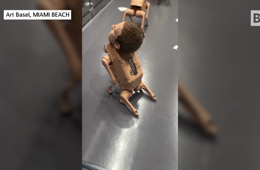 Cani-robot con le teste di Musk e Bezos…