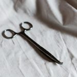 Forceps oubliés dans l'abdomen après une intervention chirurgicale : le cas d'une femme de 42 ans originaire de Modène