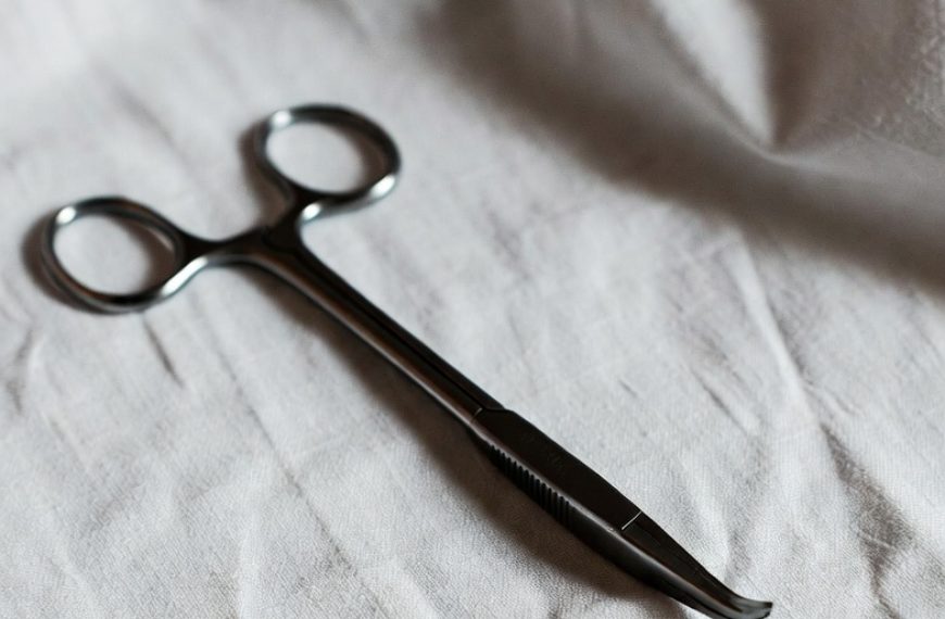 Forceps oubliés dans l'abdomen après une intervention chirurgicale : le cas d'une femme de 42 ans originaire de Modène